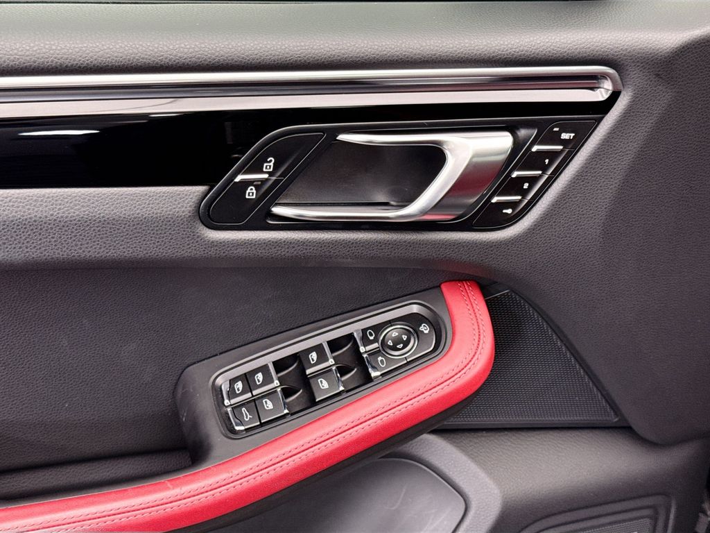 Thumbnail: 2025 Porsche Macan - 24