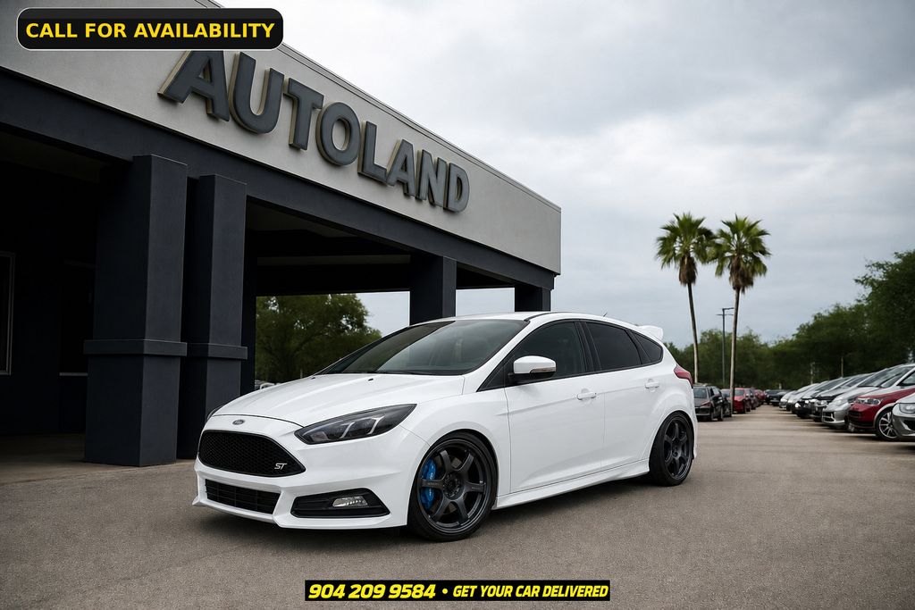 Oxford White 2018 Ford Focus Hatchback Front-Wheel Drive 6-Speed Manual