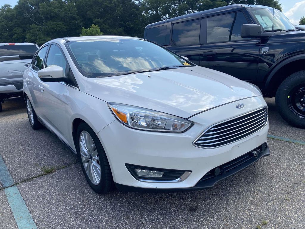 White Platinum Metallic Tri-Coat 2017 Ford Focus Titanium Sedan Front-Wheel Drive 6-Speed Automatic
