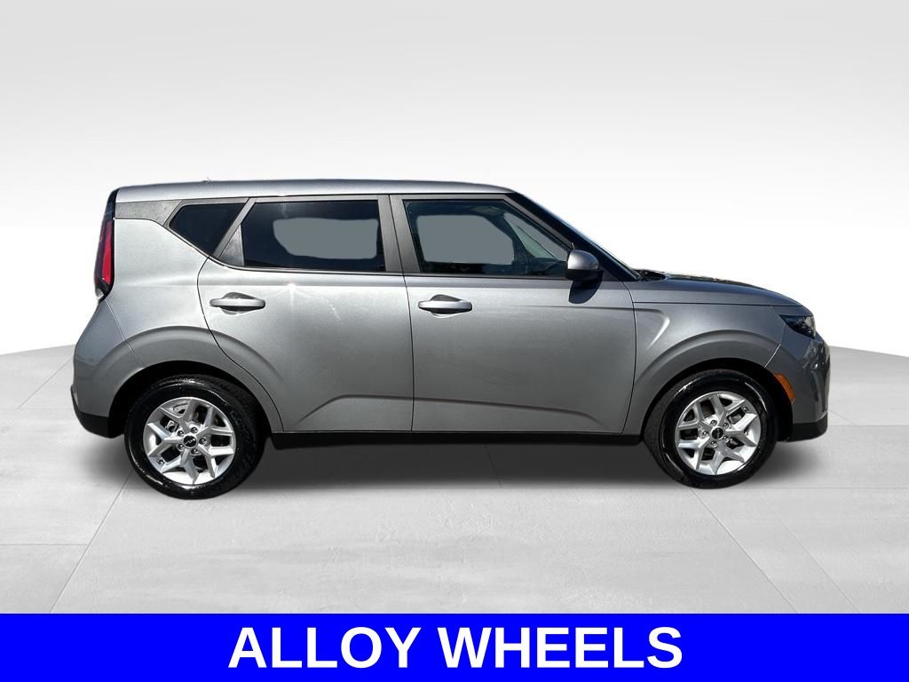 View vehicle photo 3
