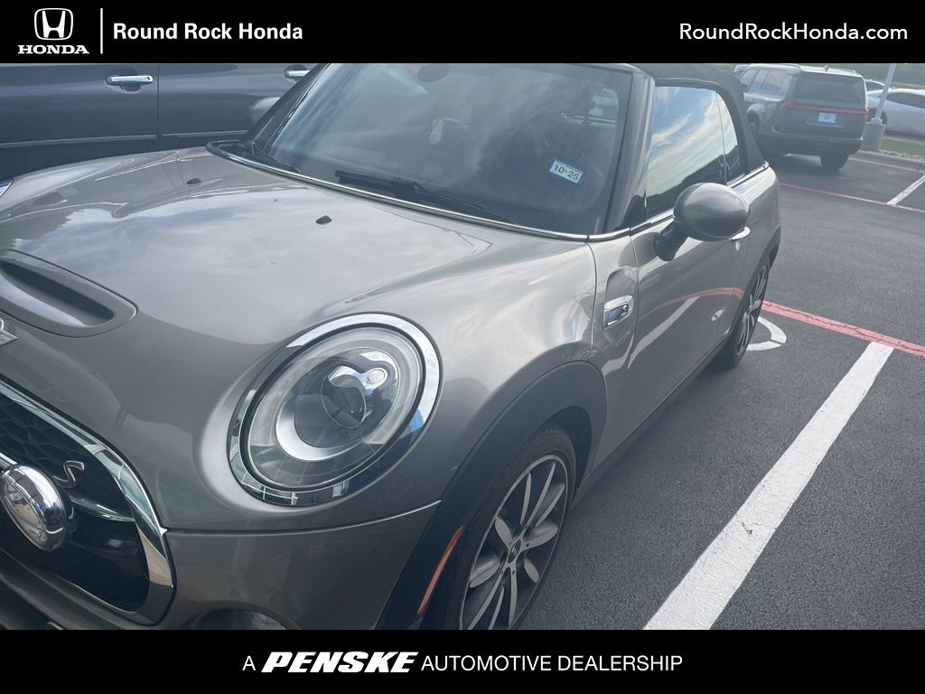 2017 MINI Cooper Base Hero Image