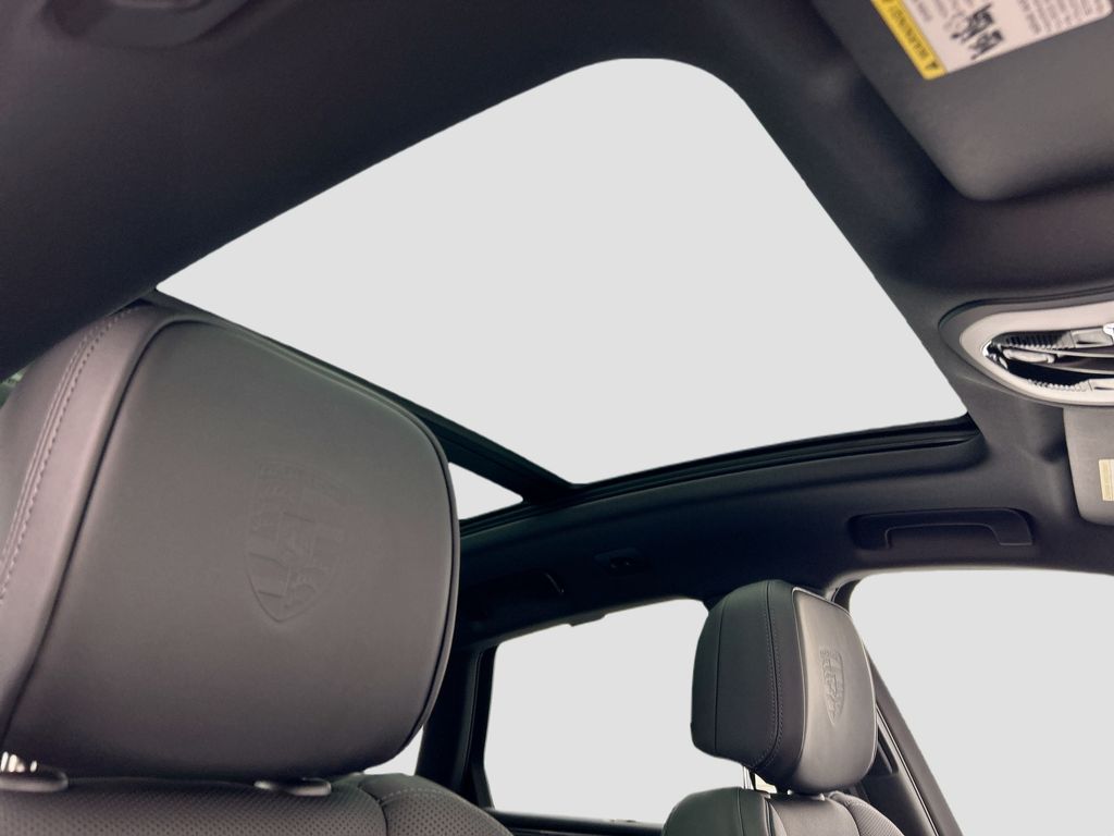 Thumbnail: 2026 Porsche Macan - 21