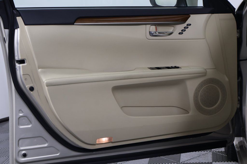 Thumbnail: 2013 Lexus ES - 12