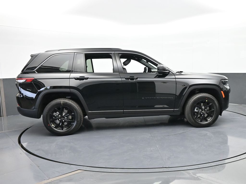 New 2026 Diamond Black Crystal Pearlcoat Jeep Laredo image 7