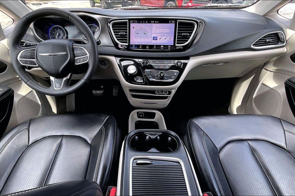 Used 2023 Chrysler Pacifica Touring L 4D Passenger Van
