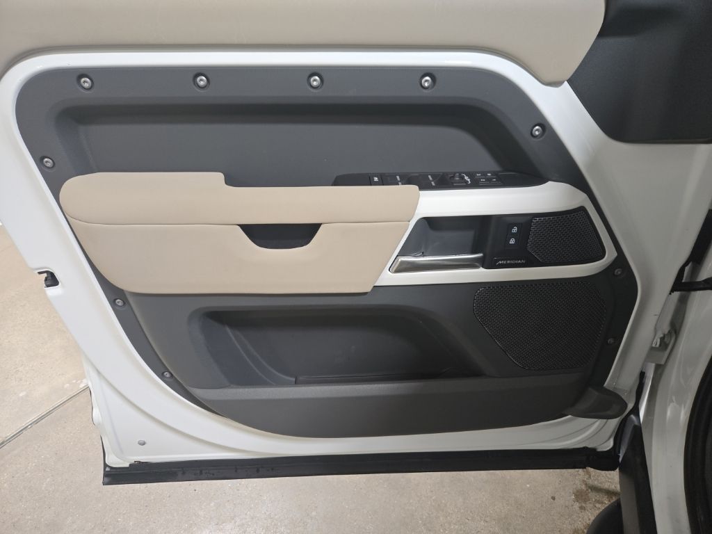 Used 2023  Land Rover S image 18