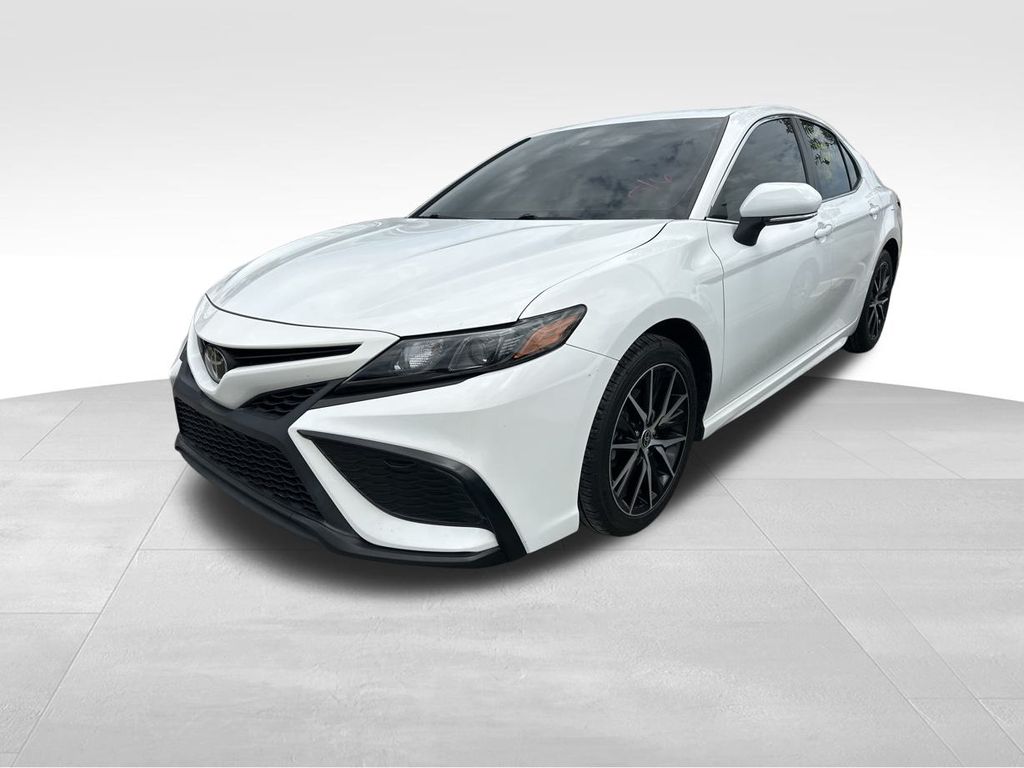 2022 Wind Chill Pearl Toyota Camry SE FWD Sedan