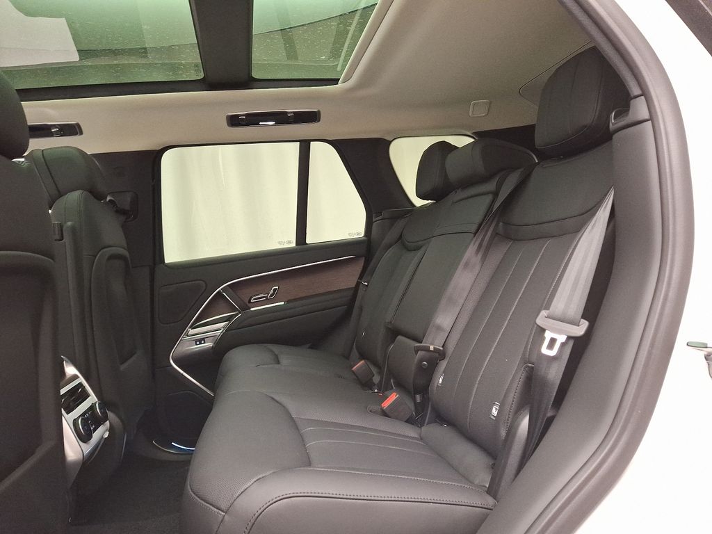 2025 Land Rover Range Rover SE 6