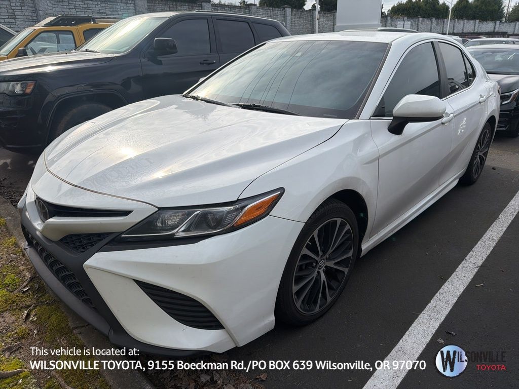 Super White 2018 Toyota Camry SE Sedan Front-Wheel Drive 8-Speed Automatic
