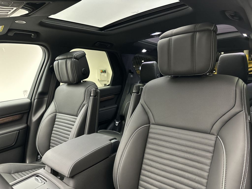 2024 Land Rover Discovery Dynamic SE 15