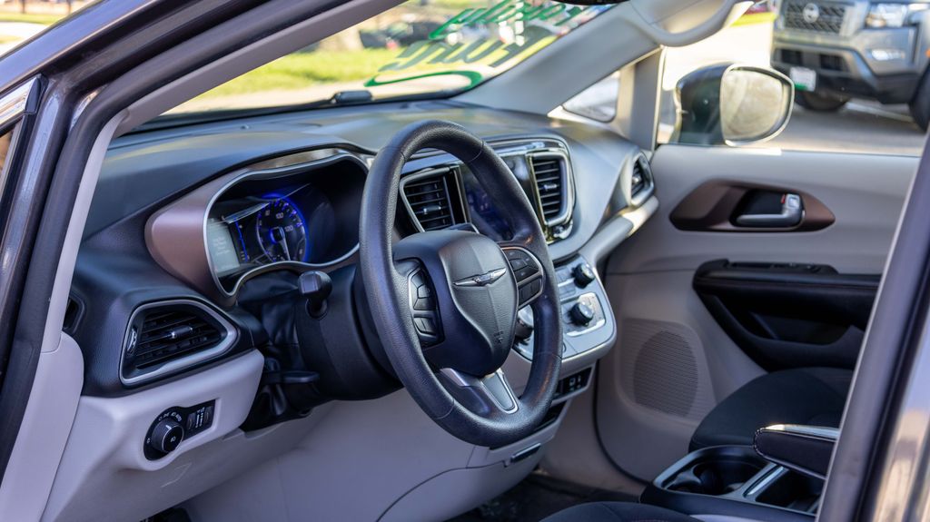 Used 2017 Chrysler Pacifica Touring L 4D Passenger Van