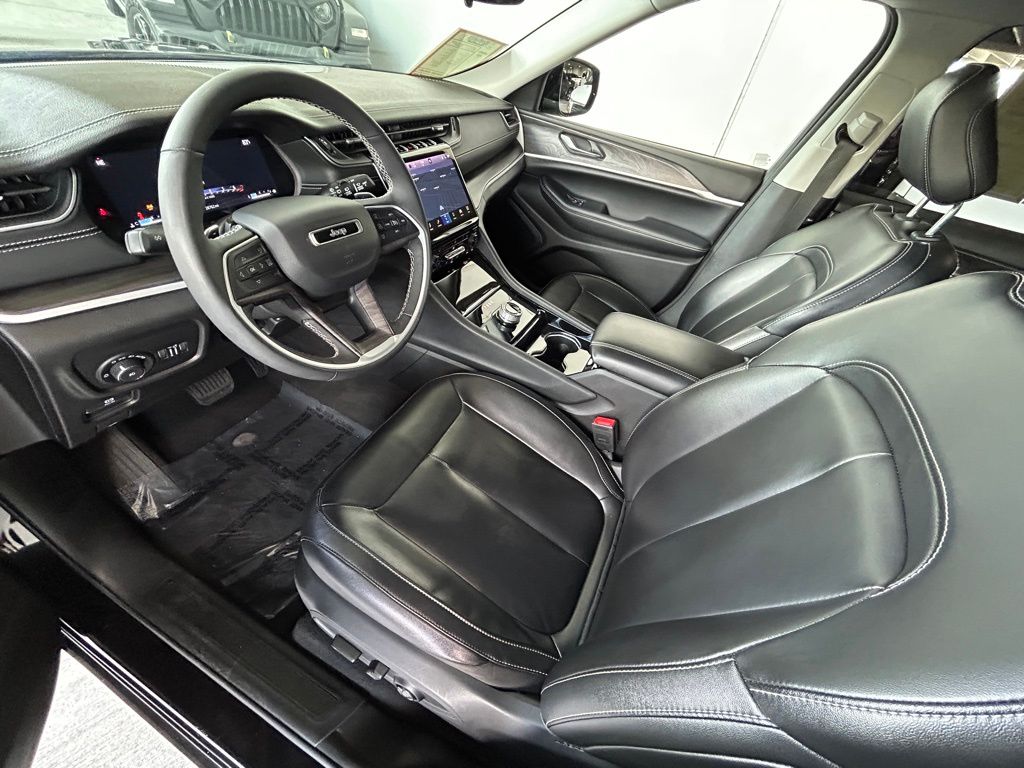 Used 2023 Diamond Black Crystal Pearlcoat Jeep Limited image 41