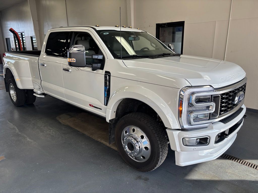 Star White Metallic TC 2026 Ford F-450 Super Duty Platinum Crew Cab LB DRW 4WD Pickup Truck Four-Wheel Drive Automatic