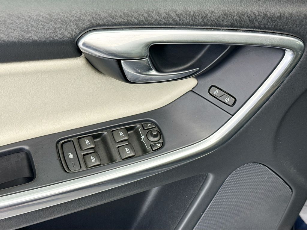 Thumbnail: 2017 Volvo XC60 - 22