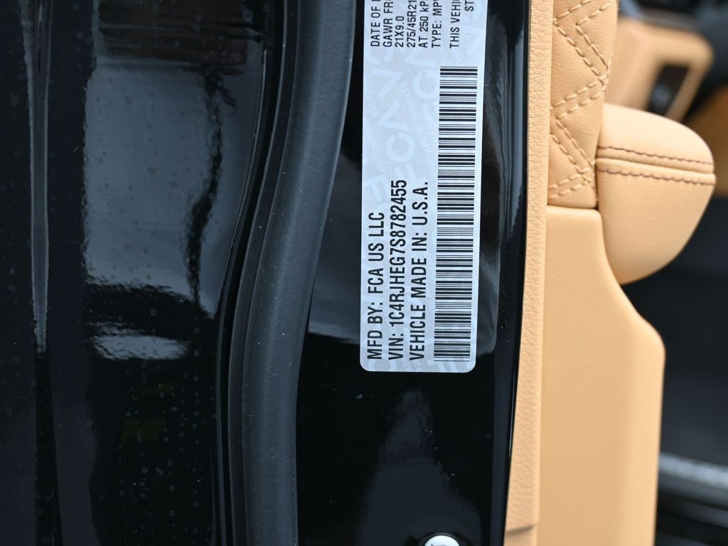 New 2025 Diamond Black Crystal Pearlcoat Jeep Summit image 21