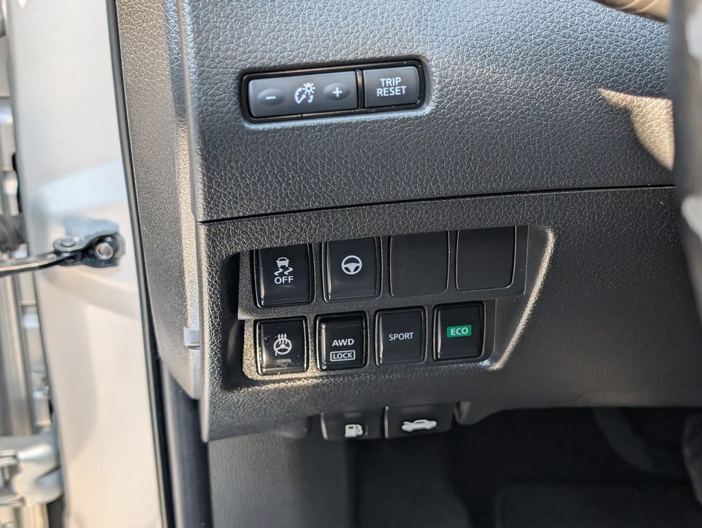 Used 2020 Silver Nissan SL image 23