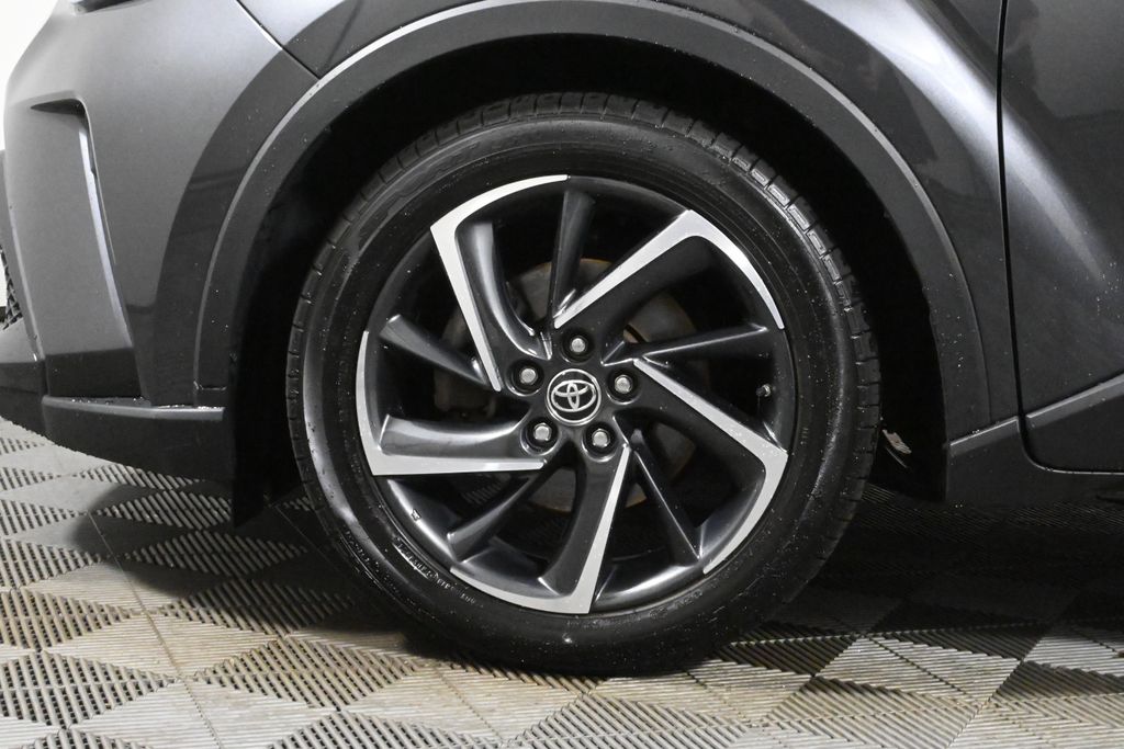 2022 Toyota C-HR XLE 13