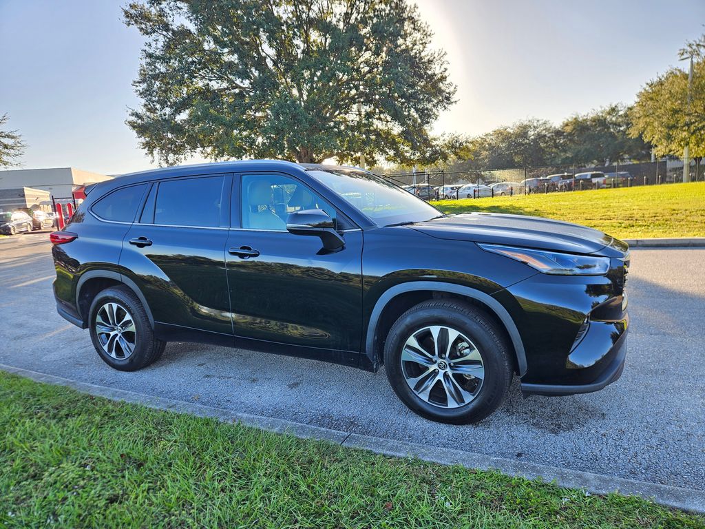 Thumbnail: 2022 Toyota Highlander - 7