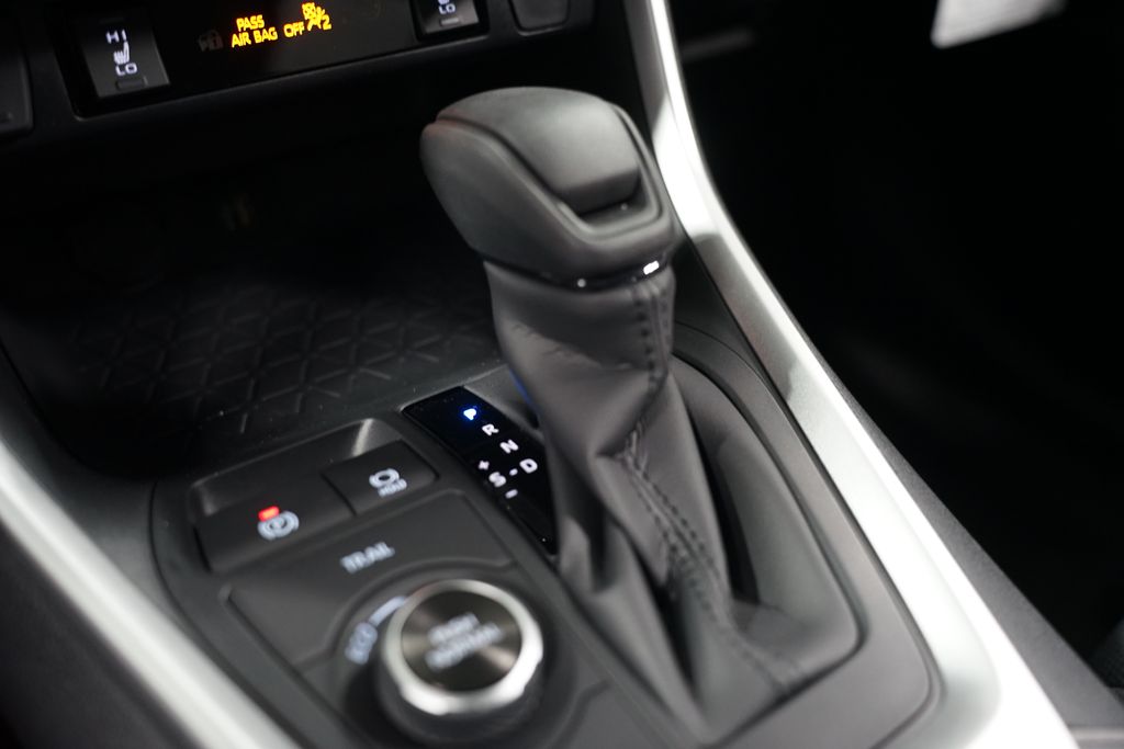 2025 Toyota RAV4 XLE 21