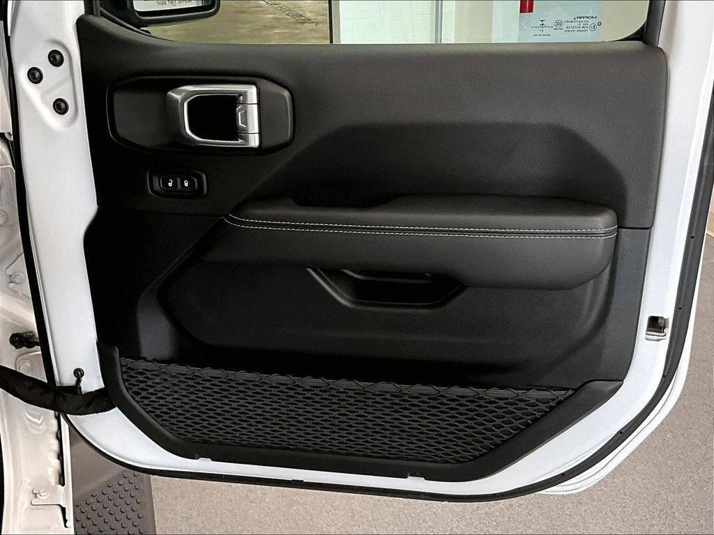 2021 Jeep Wrangler — photo 12