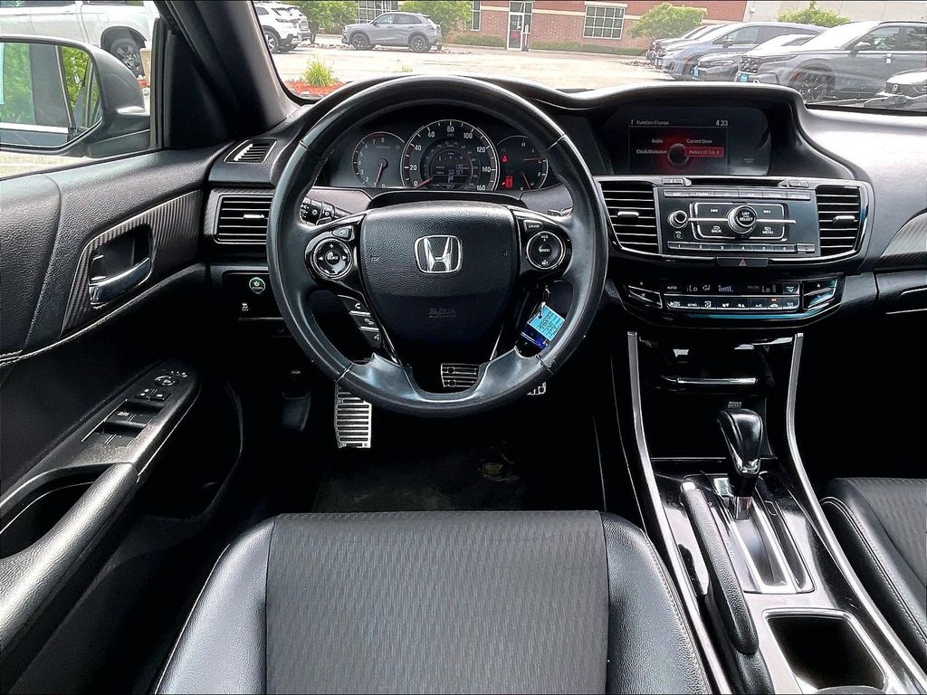 2016 Honda Accord — photo 17