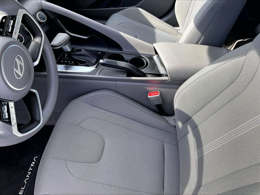 2025 Hyundai Elantra — photo 20