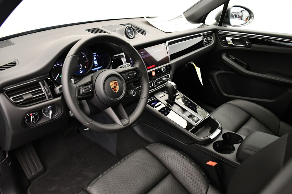 Thumbnail: 2026 Porsche Macan - 4