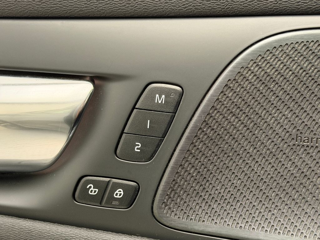 Thumbnail: 2021 Volvo S60 - 32