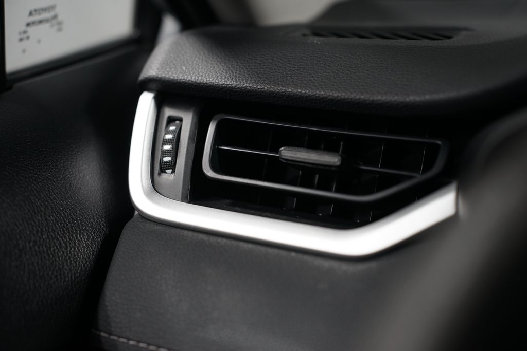2019 Toyota RAV4 XLE 24