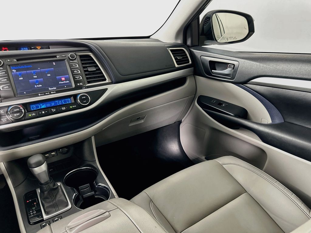 Thumbnail: 2019 Toyota Highlander - 23