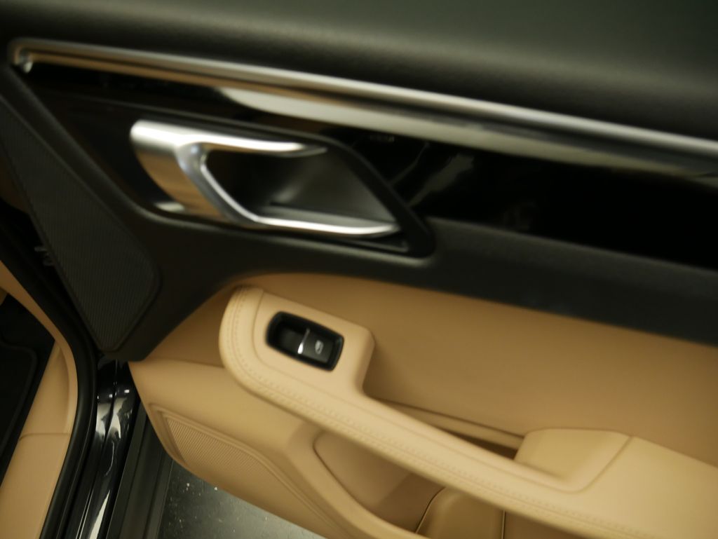 Thumbnail: 2023 Porsche Macan - 27