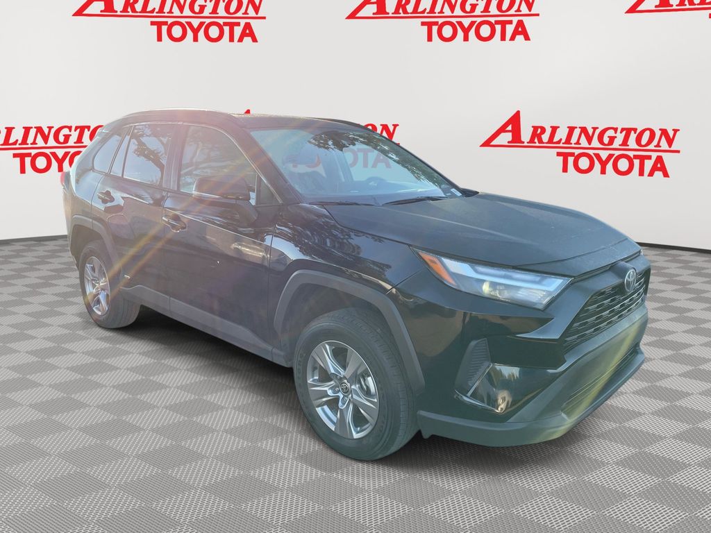 2025 Toyota RAV4 XLE's photo