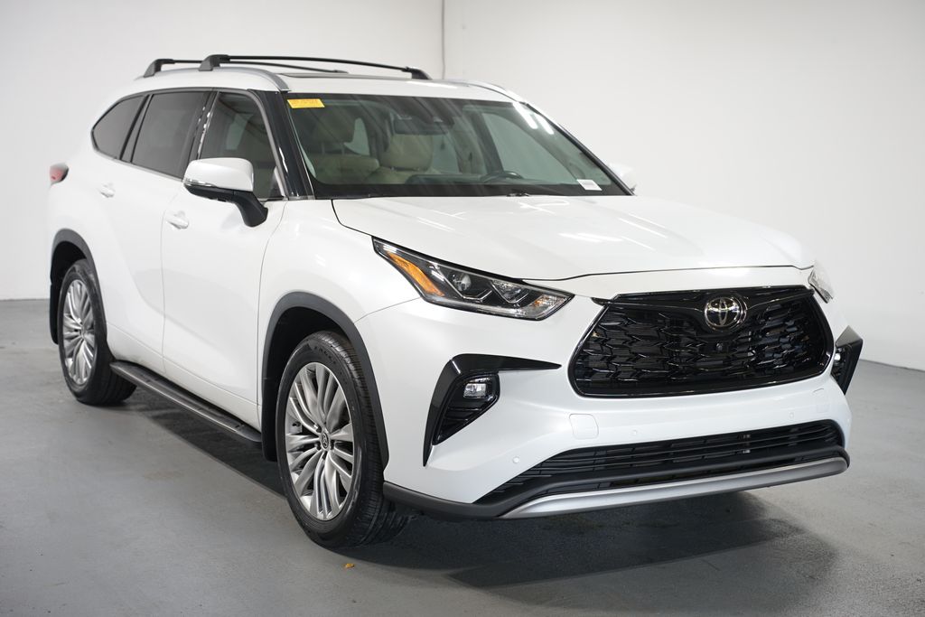 Thumbnail: 2022 Toyota Highlander - 3