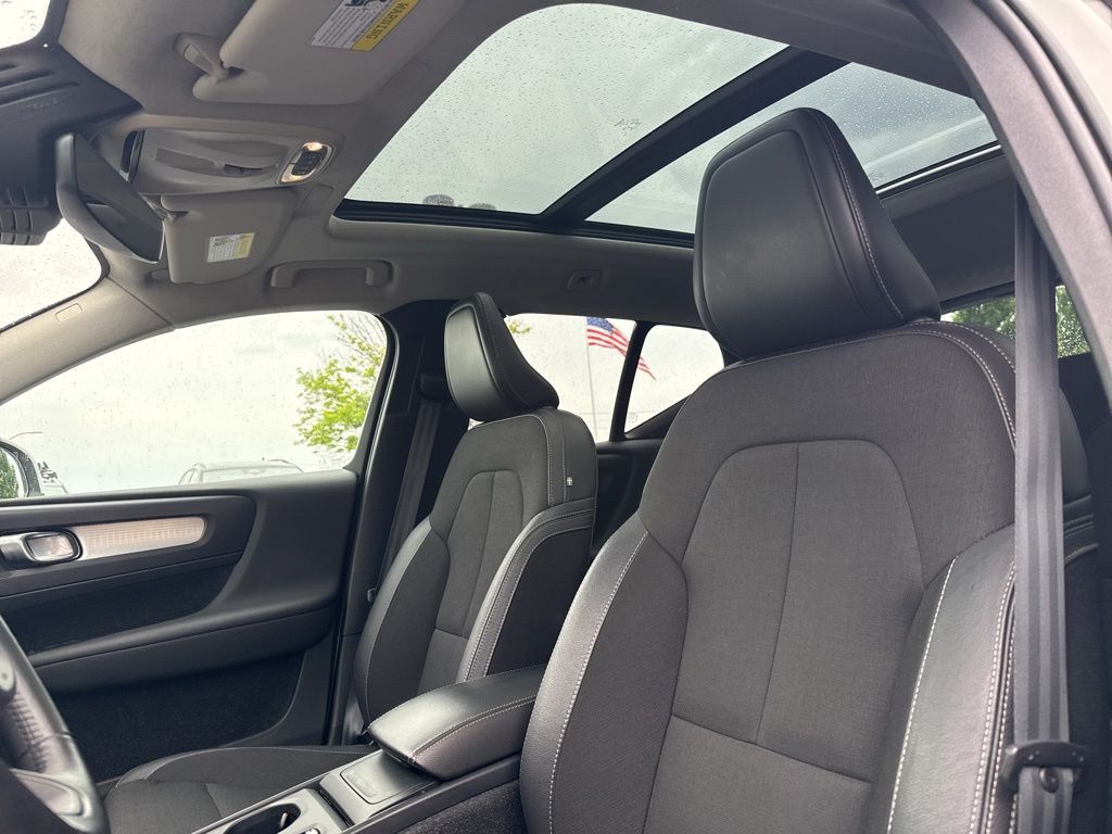 2020 Volvo XC40 Momentum White at Sutliff Volkswagen