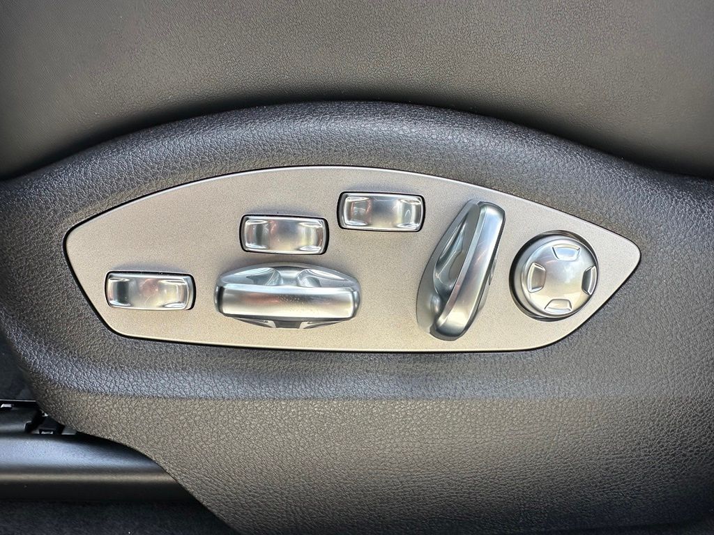 Thumbnail: 2026 Porsche Macan - 23