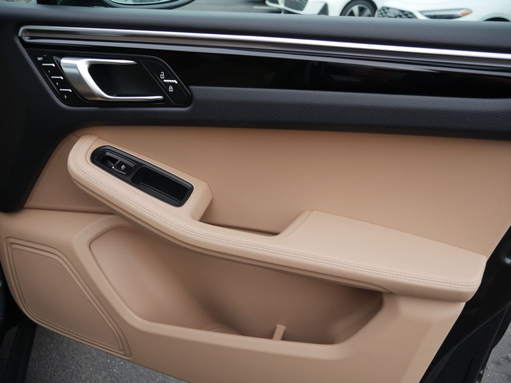 Thumbnail: 2023 Porsche Macan - 26