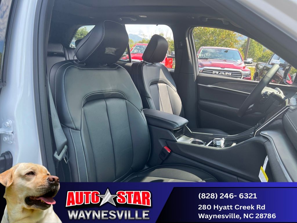 new 2025 Jeep Grand Cherokee car, priced at $47,990