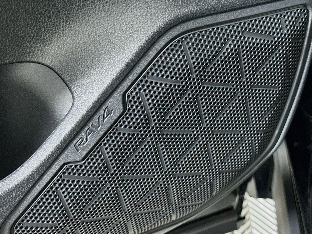 2022 Toyota RAV4 SE 18