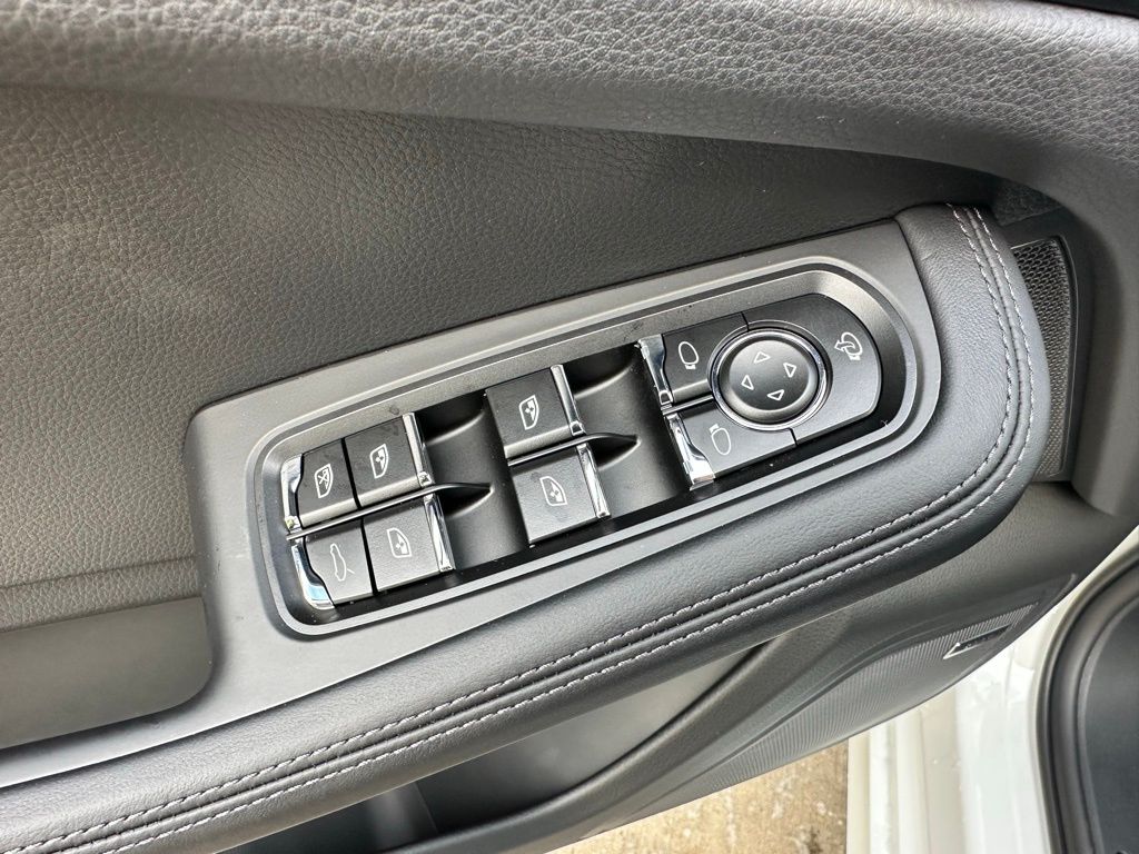 Thumbnail: 2026 Porsche Macan - 21