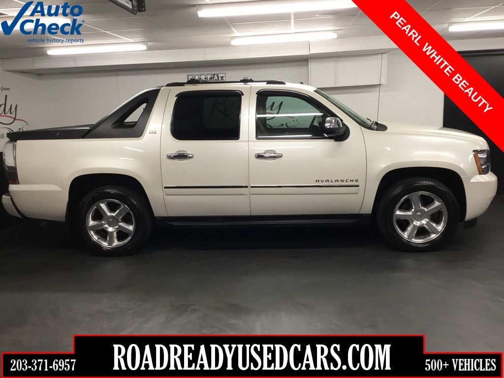 White Diamond Clearcoat 2011 Chevrolet Avalanche Pickup Truck Four-Wheel Drive 6-Speed Automatic