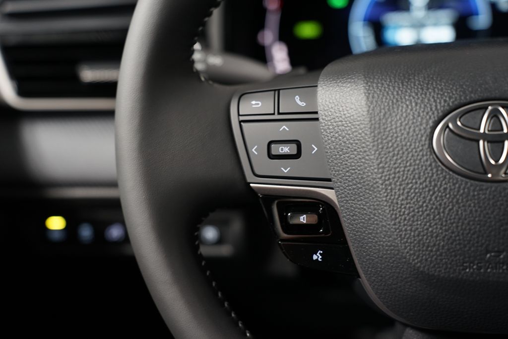 2025 Toyota Camry SE 14