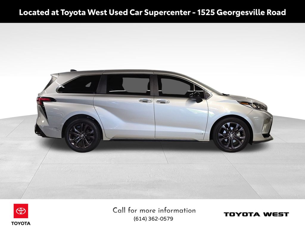 2021 Toyota Sienna XSE photo 3