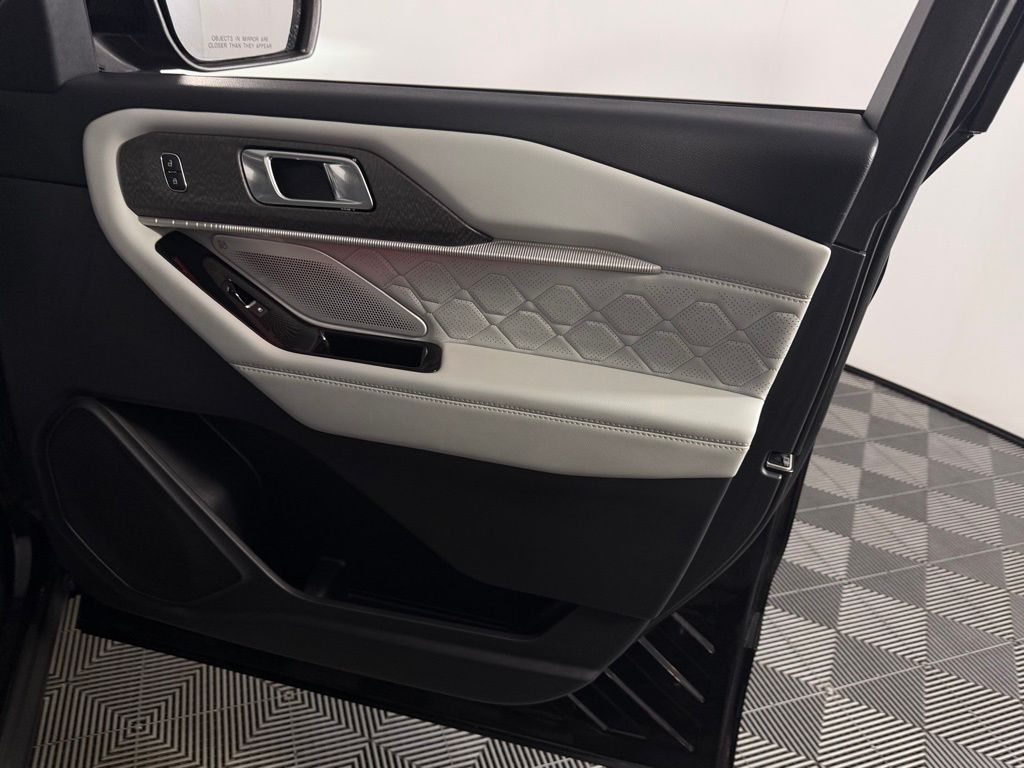 Used 2025 Black Metallic Ford Platinum image 32