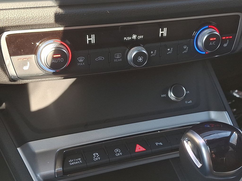 Thumbnail: 2025 Audi Q3 - 16