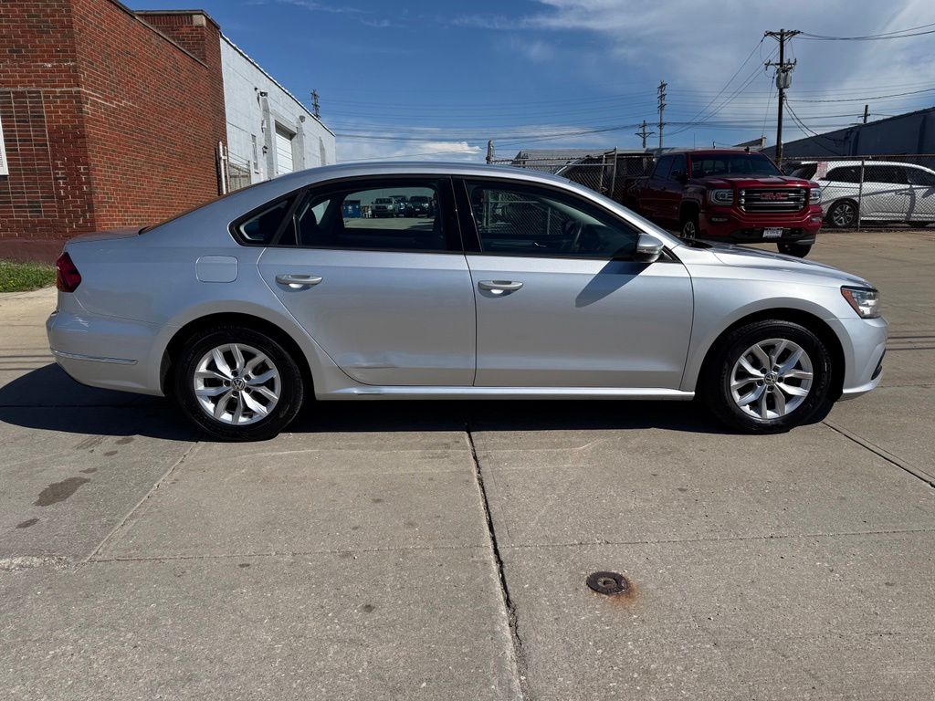 2018 Volkswagen Passat - Image 5