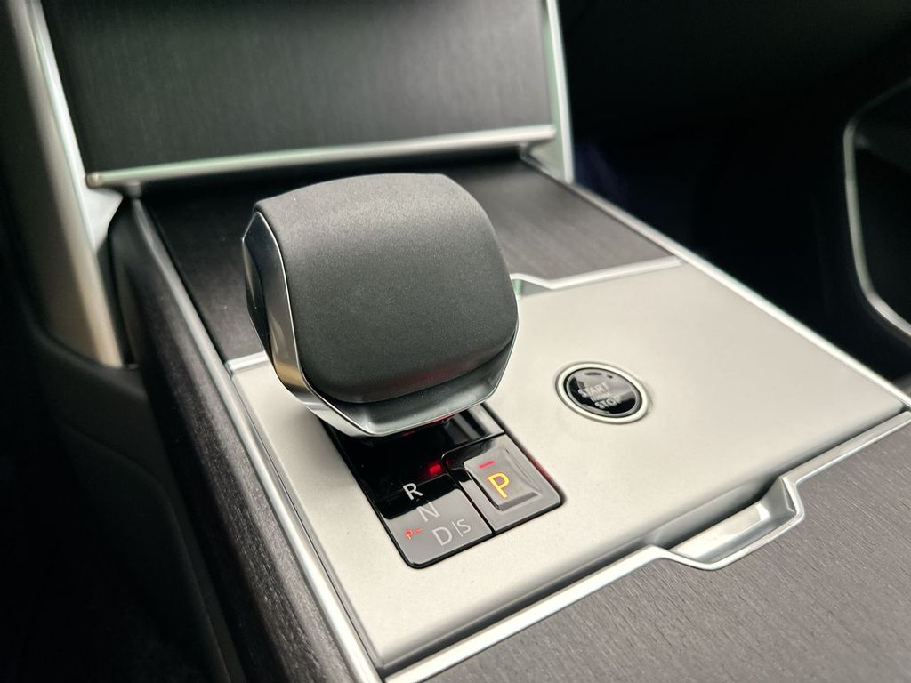 2025 Land Rover Range Rover SE 12
