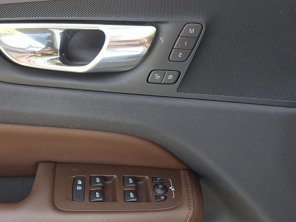 Thumbnail: 2018 Volvo XC60 - 12