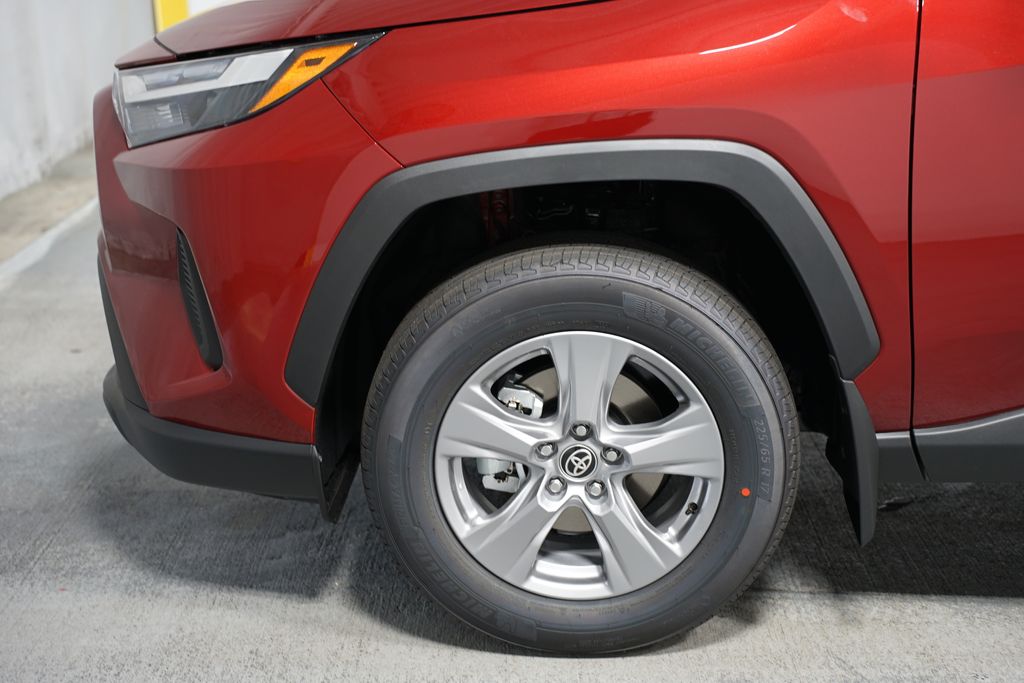 2025 Toyota RAV4 XLE 5