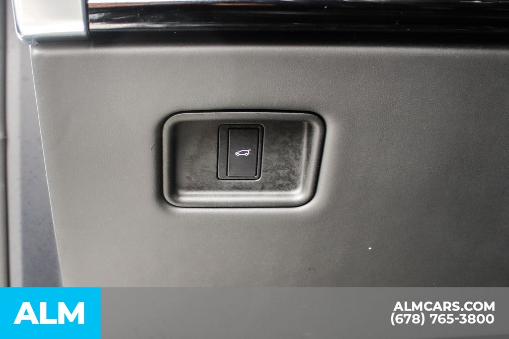 Used 2023 White Land Rover SE image 31