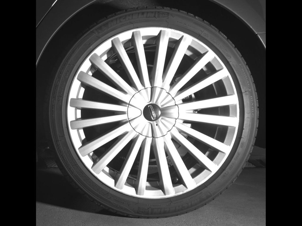 Used 2017 Ruby Red Metallic Lincoln Reserve image 11